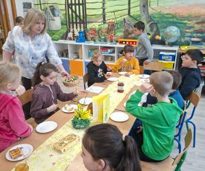 uczniowie jedzą gofry