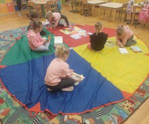 uczniowie podczas zabawy z chustą animacyjną