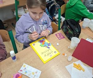 uczennica wykonuje kartkę wielkanocną