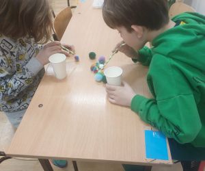 uczniowie robią doświadczenie