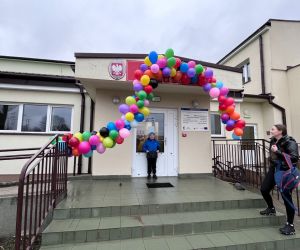 uczeń przy wejściu do szkoły