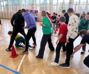 rozgrywki sportowe na hali sportowej