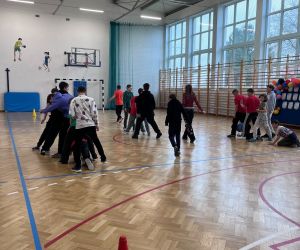 rozgrywki sportowe na hali sportowej