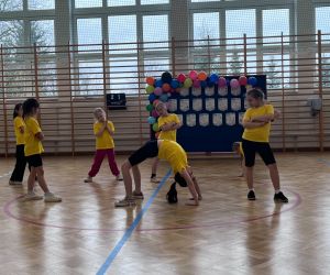 taniec w wykonaniu młodszych uczennic