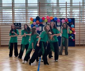 starsze uczennice tańczą