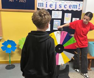 uczeń losuje upominek w kole fortuny