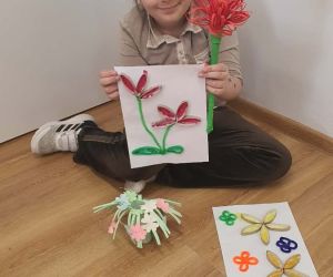 dziewczynka prezentuje wykonaną pracę