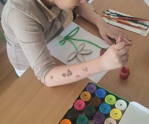 dziewczynka tworzy ogród marzeń