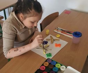 dziewczynka tworzy ogród marzeń