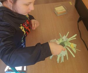 dziewczynka tworzy ogród marzeń