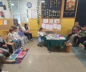 uczniowie podczas maratonu czytania