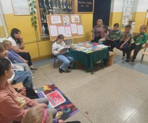 uczniowie podczas maratonu czytania