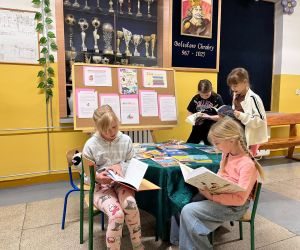 uczennice czytają na przerwie