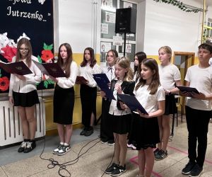 Uczniowie podczas montażu słowno-muzycznego