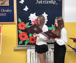 Uczennice na tle gazetki okolicznościowej