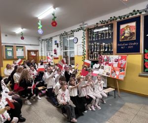 Przedszkolaki i uczniowie machają flagami