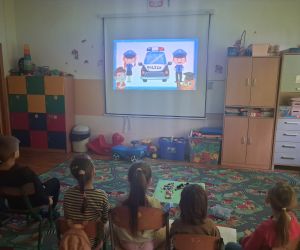 dzieci oglądają film o numerze 112