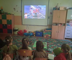 dzieci oglądają film o numerze 112