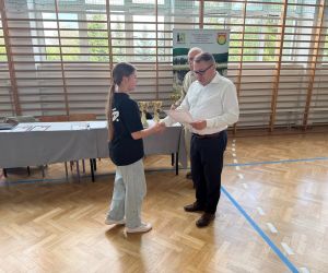 uczennica odbiera dyplom i puchar za 3 miejsce