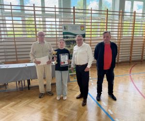 uczennica , która zajęła 3 miejsce z organizatorami turnieju i nauczycielem w-f