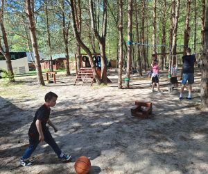 uczniowie podczas biwaku