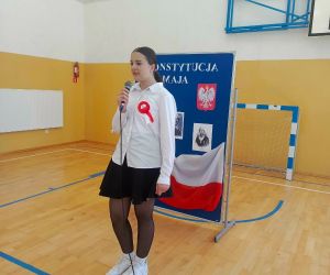Uczennica klasy szóstej recytuje przy mikrofonie