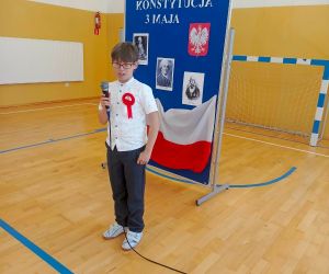 Uczeń klasy szóstej recytuje przy mikrofonie