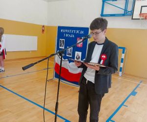 Uczeń klasy szóstej recytuje przy mikrofonie