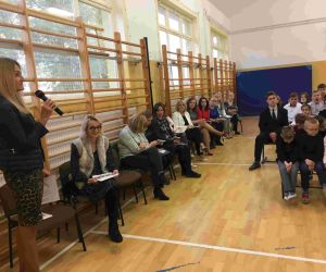 Pani dyrektor wygłasza przemowę do nauczycieli i uczniów