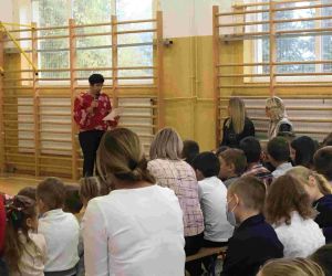 Przedstawicielka Rady Rodziców przekazuje życzenia nauczycielom z okazji ich święta