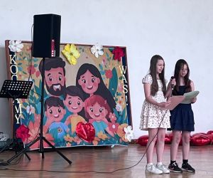 dziewczynki śpiewają piosenkę