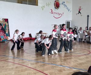 uczennice klas 1-3 podczas tańca nowoczesnego