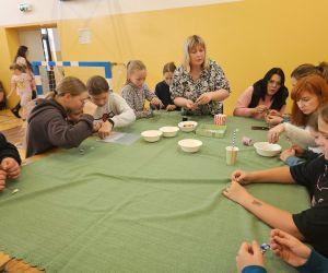Warsztaty tworzenia breloków i ozdób z udziałem uczniów oraz rodziców.