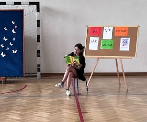 uczennica podczas akcji „Jak nie czytam, jak czytam”