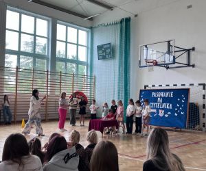 uczniowie recytują Deklarację Czytelnika