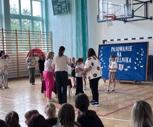uczniowie otrzymują upominki książkowe