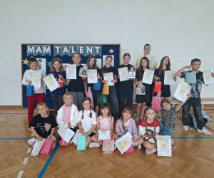 uczestnicy talent show na wspólnym zdjęciu