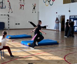 dziewczynki prezentują układ taneczny