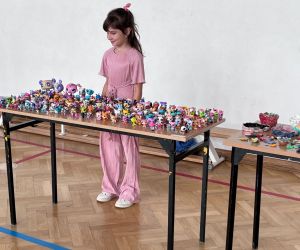 uczennica prezentuje kolekcję figurek pet shop