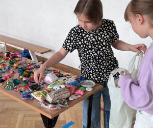 uczennice prezentują zabawki sensoryczne
