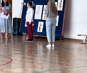 uczennica recytuje wiersz