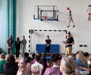 uczniowie podczas ćwiczeń ze strażakami z udzielania pierwszej pomocy