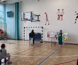 wręczenie dyplomów i nagród w konkursie plastycznym