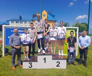Laureaci zawodów lekkoatletycznych na podium z panem Wójtem