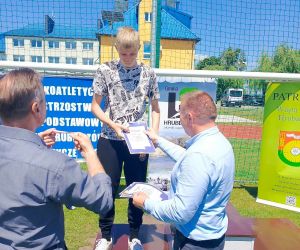 Pan dyrektor szkoły w Moniatyczach i Pan Wójt składają gratulacje uczniowi klasy siódmej za uzyskanie trzeciego miejsca