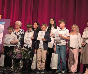 Pamiątkowa fotografia laureatów konkursu