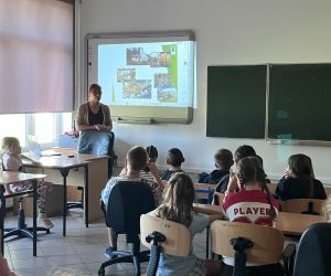 uczniowie przypominają sobie zasady segregowania śmieci