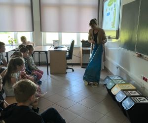 pani przedstawiciel przygotowuje odpady do segregacji