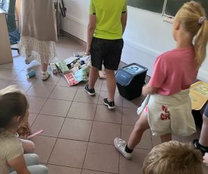 uczniowie segregują odpady