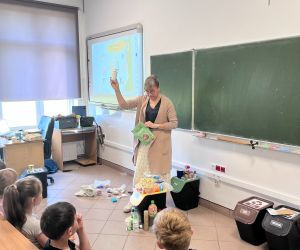 pani przedstawicielka weryfikuje przeprowadzoną segregację